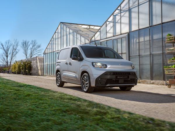 Un Toyota Proace su una lunga strada di campagna