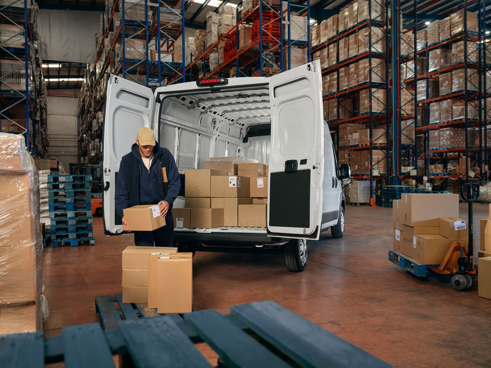 Toyota Proace Max caricato con pacchi