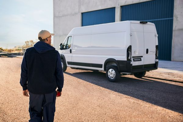 Fahrer nähert sich dem Proace Max