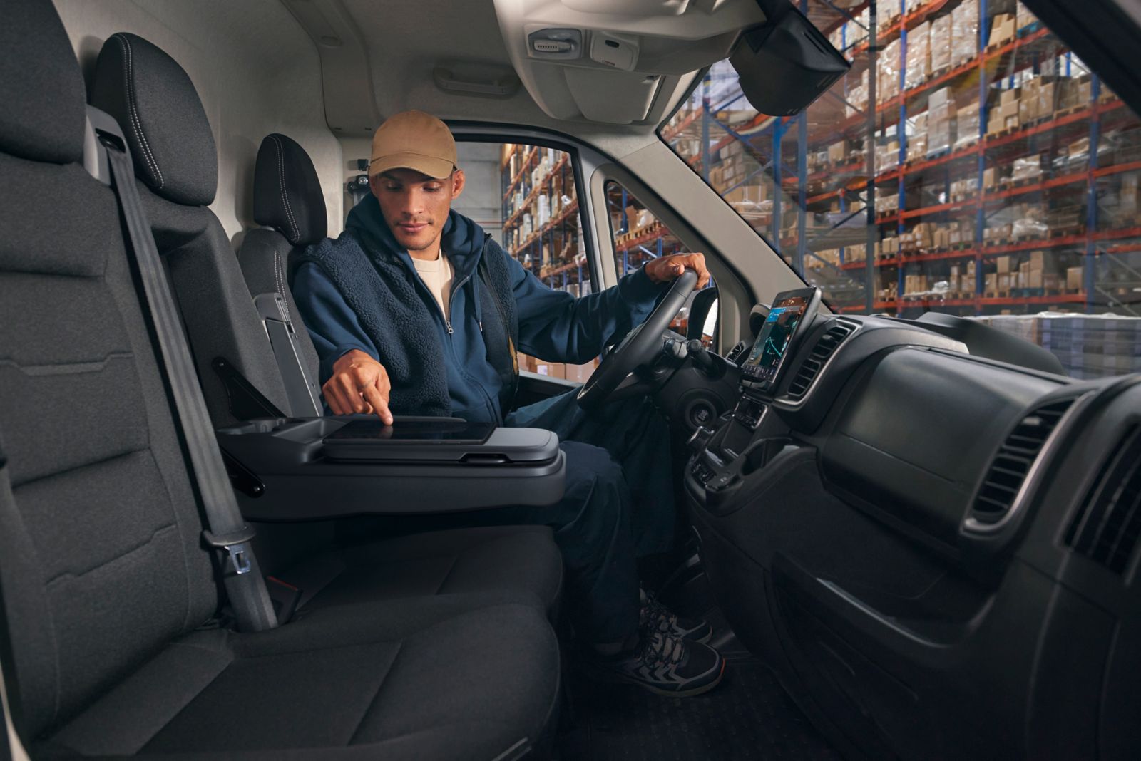 Tavolino pieghevole nella cabina di Toyota Proace Max