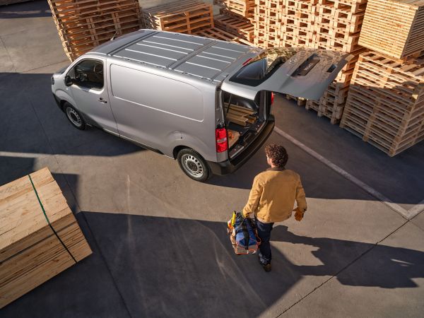 Toyota Proace připravena k akci na rušném pracovišti