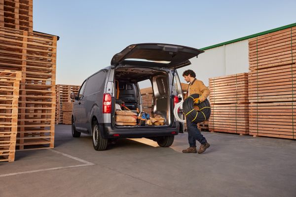 Toyota Proace wird mit Werkzeug befüllt