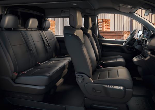 De twee zitrijen van een Proace dubbele cabine