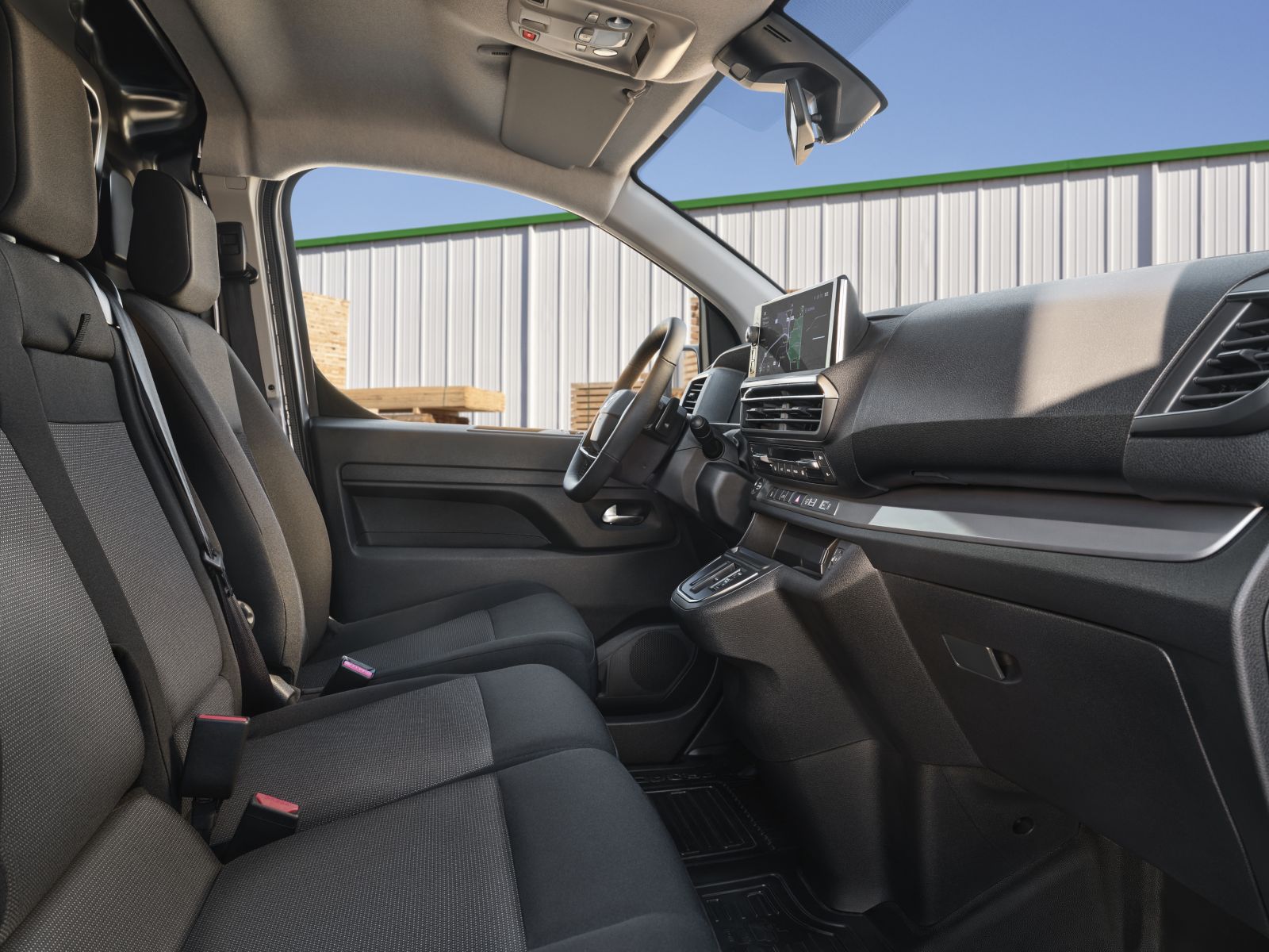 Interni di Toyota Proace configurati come ufficio mobile