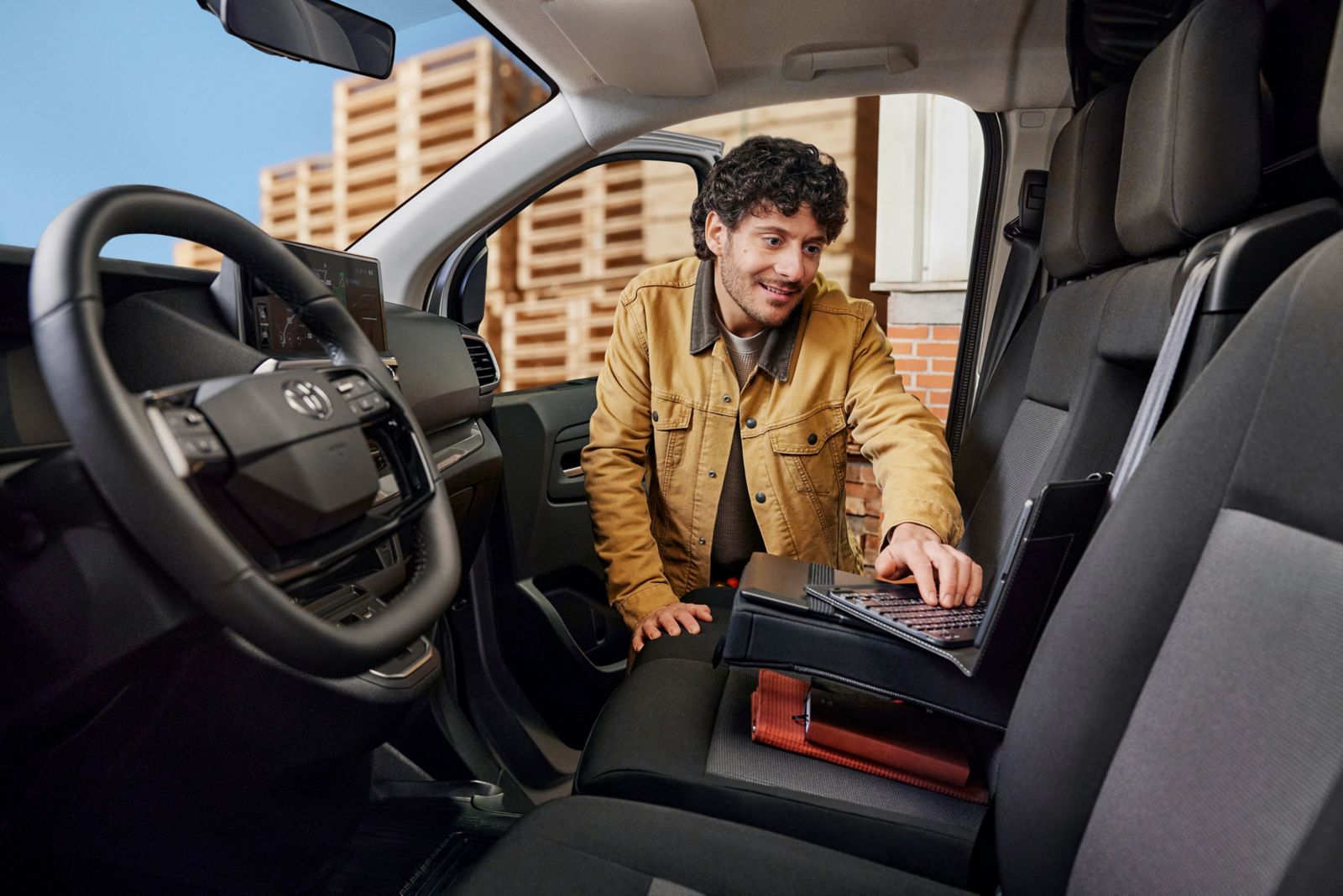 Tavolino ribaltabile nella cabina di Toyota Proace