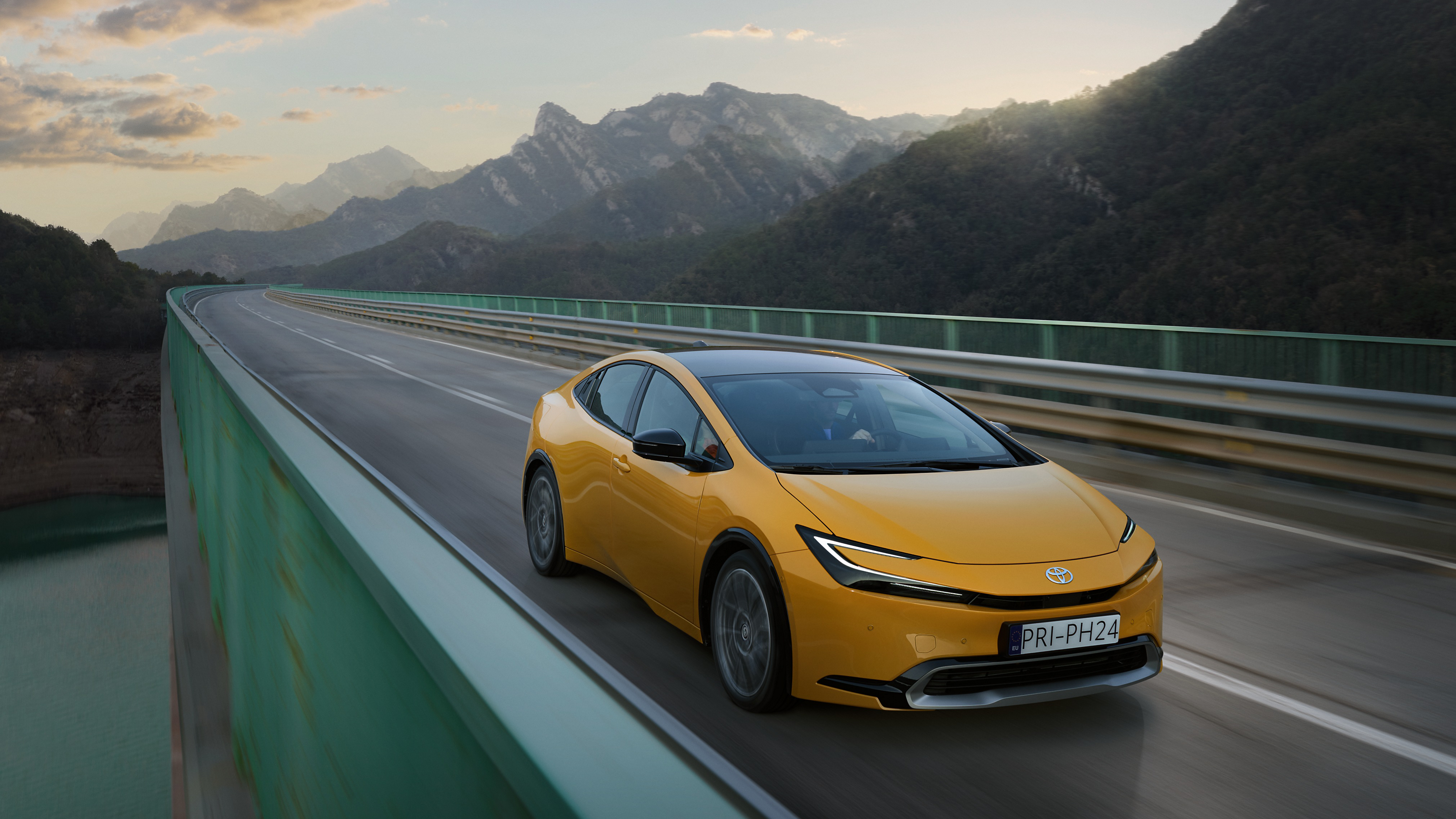 Een Prius Plug-in Hybrid op de snelweg