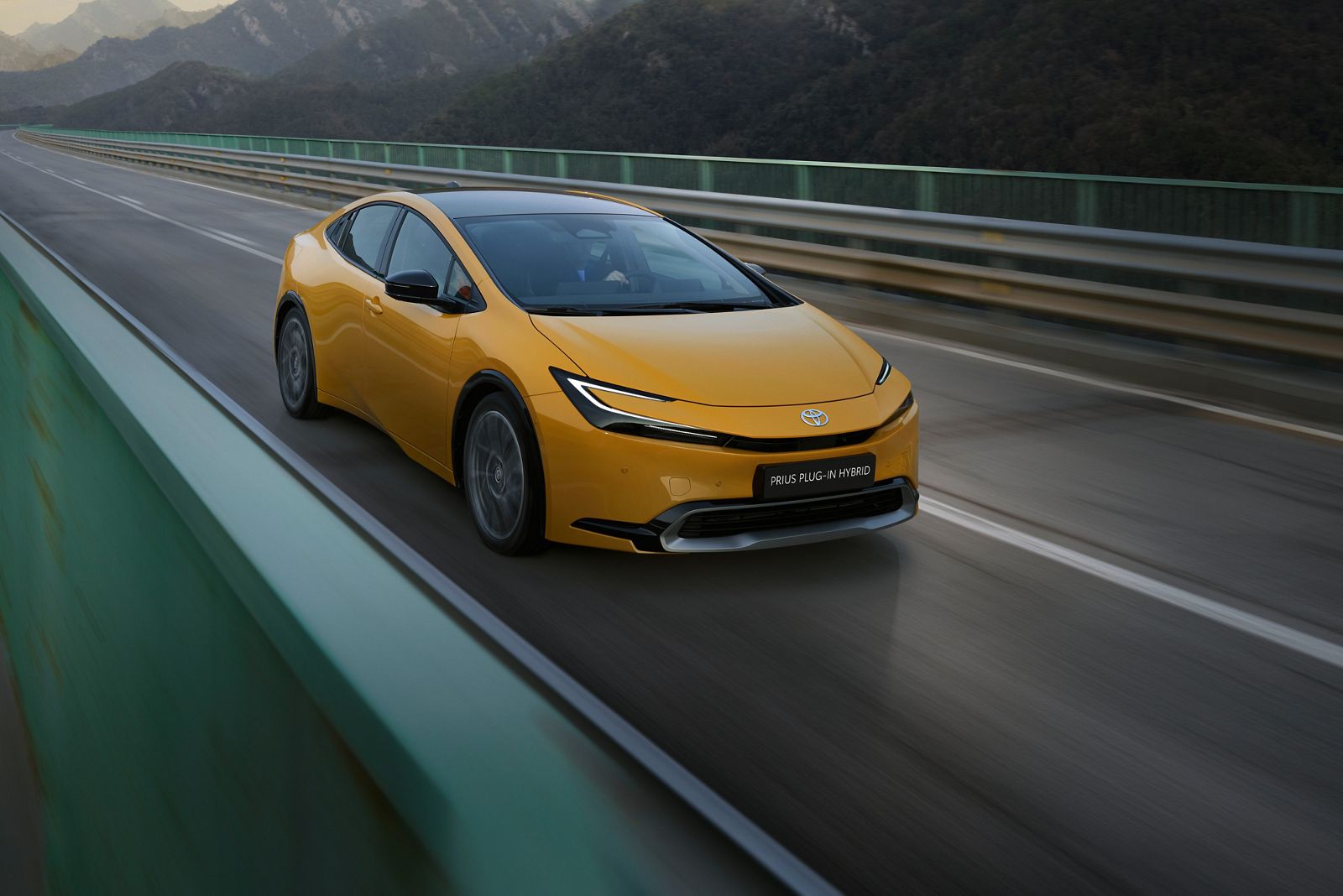 Prius podczas jazdy po autostradzie.