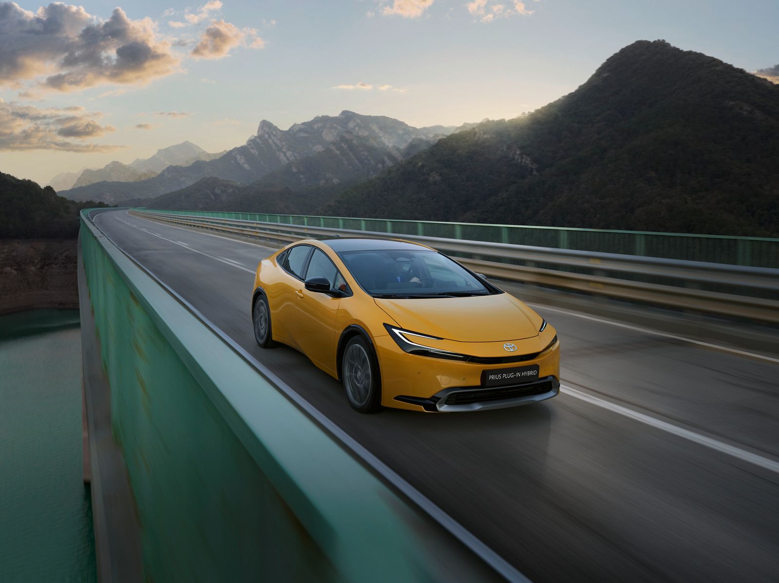 Prius Plug-in Hybrid guidata ad alta velocità in autostrada