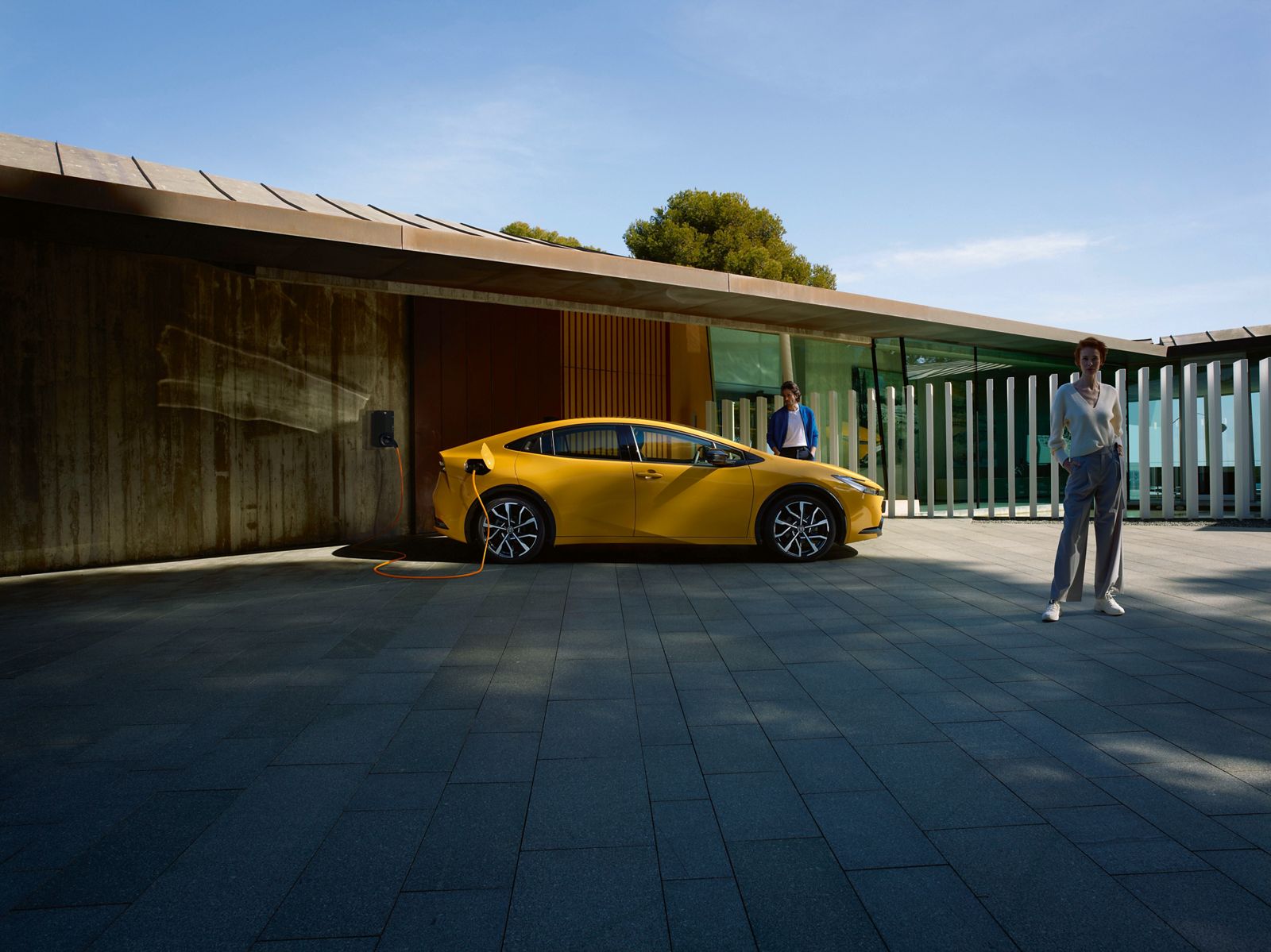 Właściciele ładują Toyotę Prius za pomocą ładowarki Toyota HomeCharge