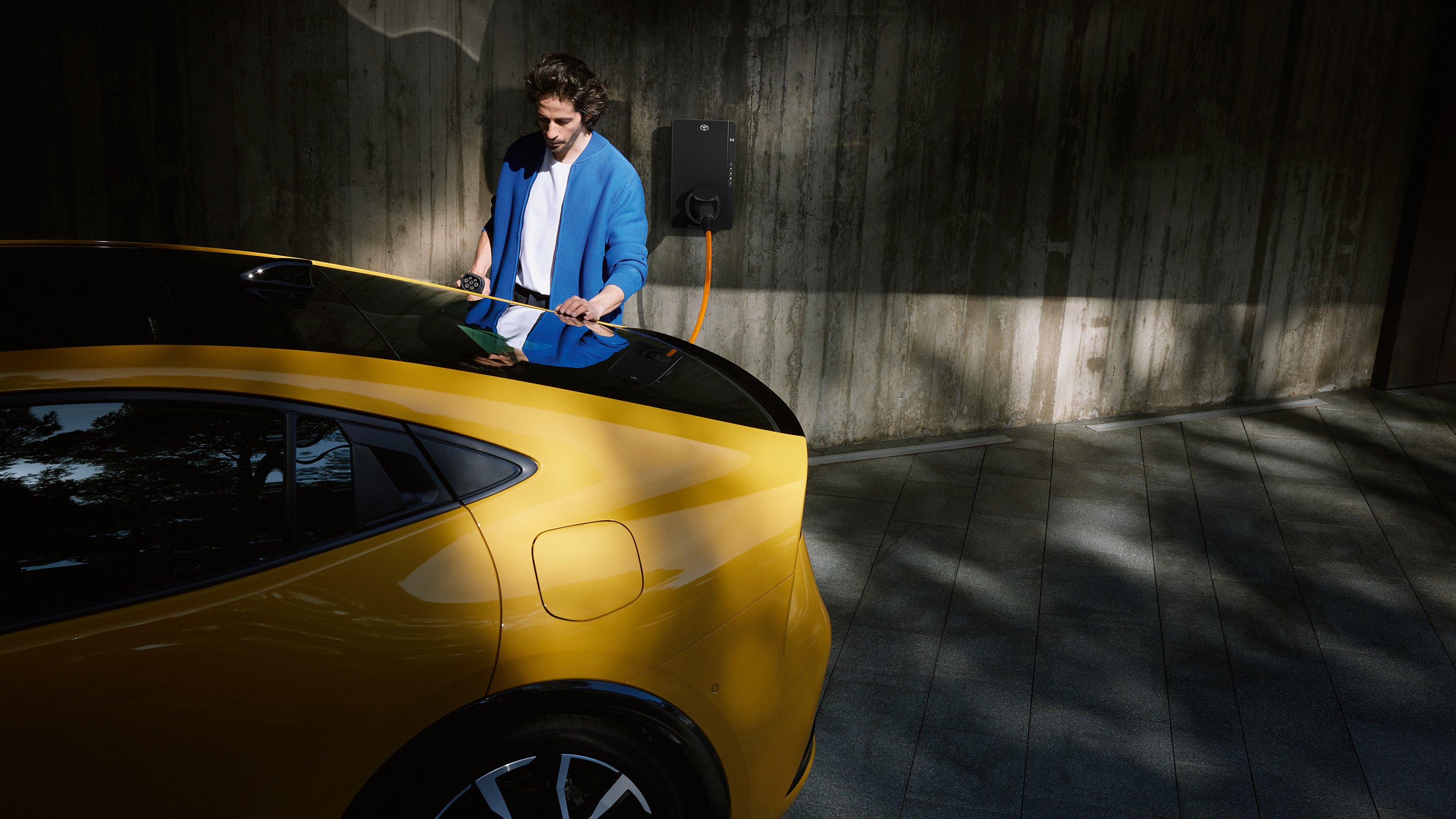 De Prius wordt aangesloten op een Wallbox, om de batterij op te laden
