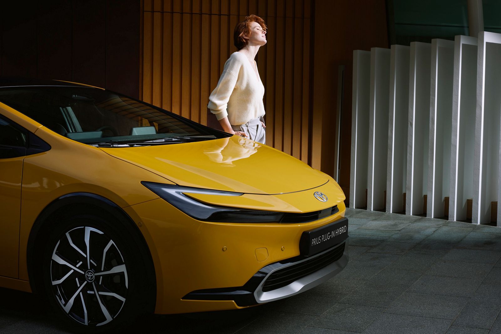 Właściciel cieszący się jazdą Toyotą Prius