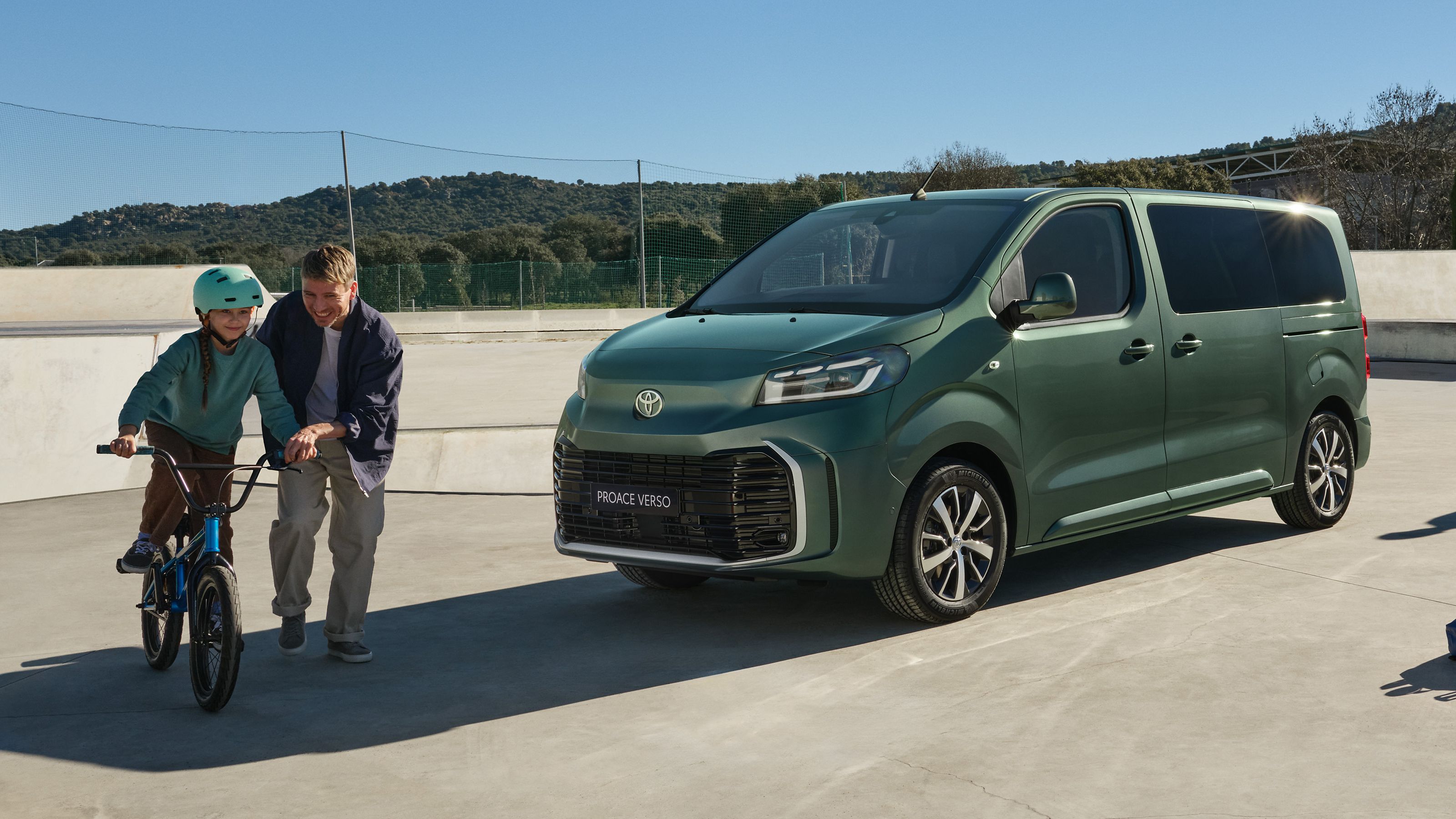 Ein Toyota Proace Verso steht in einem Skate-Park, um ihn herum fahren Personen auf BMX-Rädern