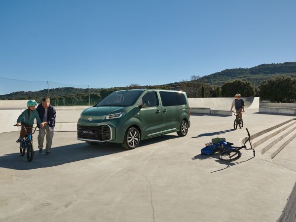 Ein Toyota Proace Verso steht in einem Skate-Park, um ihn herum fahren Personen auf BMX-Rädern