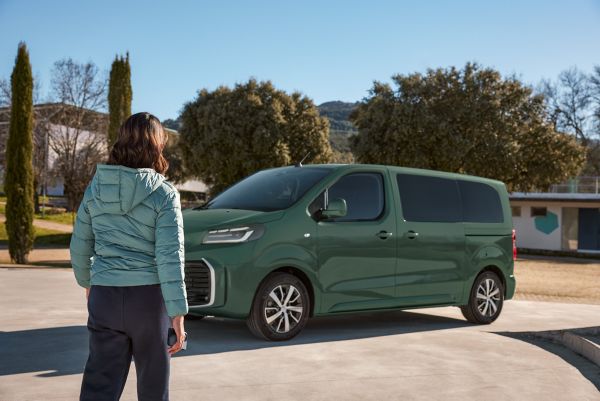 Frau läuft zum Toyota Proace Verso