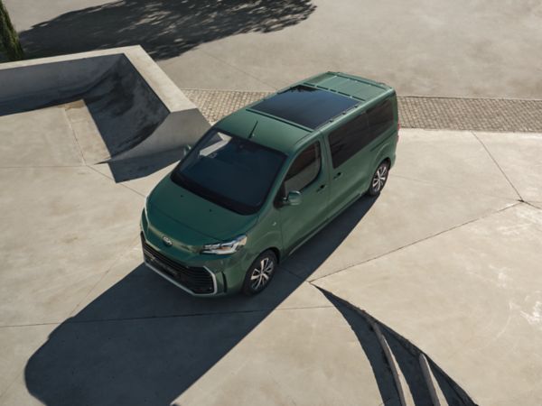 Toyota Proace Verso, séð ofan á bilinn sem er lagður á plani í heimkeyrslu