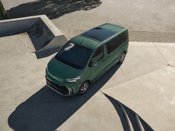 Prostorný interiér Toyoty Proace Verso a panoramatické střešní okno Toyota Skyview®