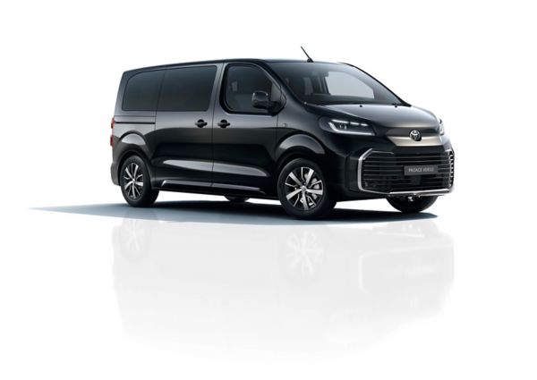 Gri Toyota Proace City ön ve yan görünüşü
