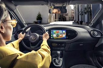 Kobieta kierująca Toyotą.