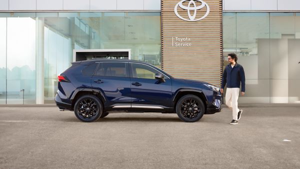 Toyota monteur vult olie bij