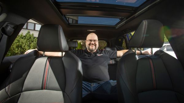 Tiedotuspäällikkö Pekka Karvinen ja Toyota RAV4