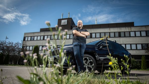 Tiedotuspäällikkö Pekka Karvinen ja Toyota RAV4