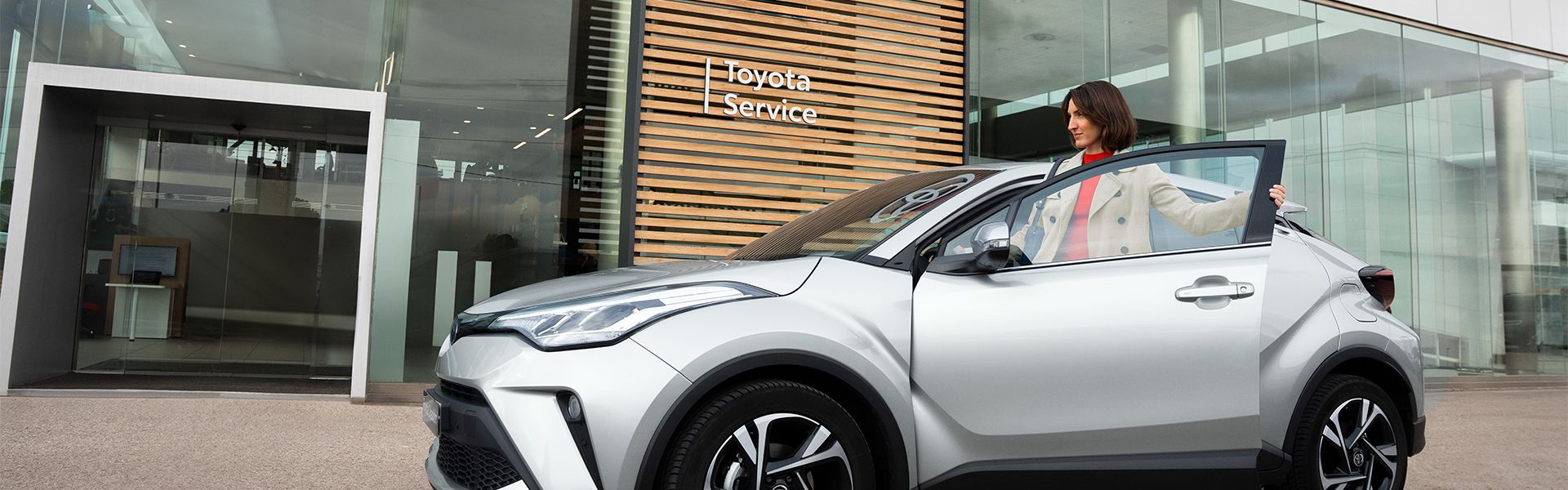 Toyota C-HR przed salonem sprzedaży
