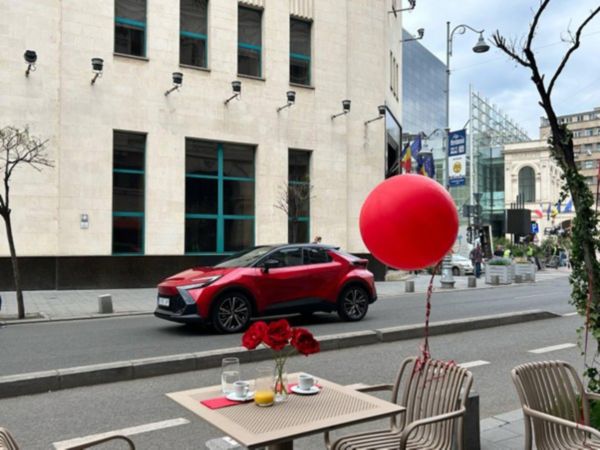 Toyota C-HR parcata in fata unei mese