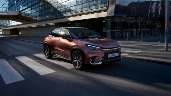 Zijaanzicht van een sonic copper Lexus LBX