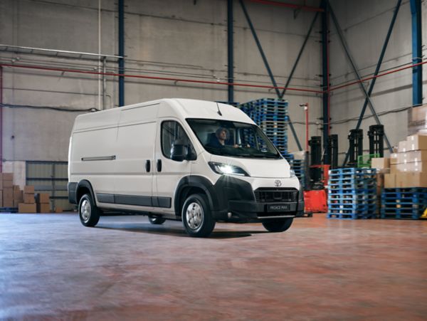 weißter Toyota Proace Max Fahrzeug für Transporte in Lagerhalle 