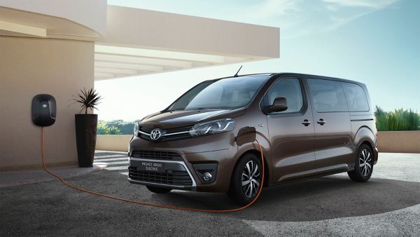 Toyota Proace Verso Electric exterieur schuinvoor bruin opladen