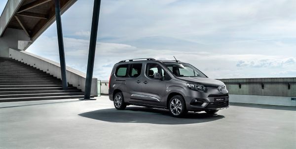 Gri renkli Toyota Proace City ve merdivenler