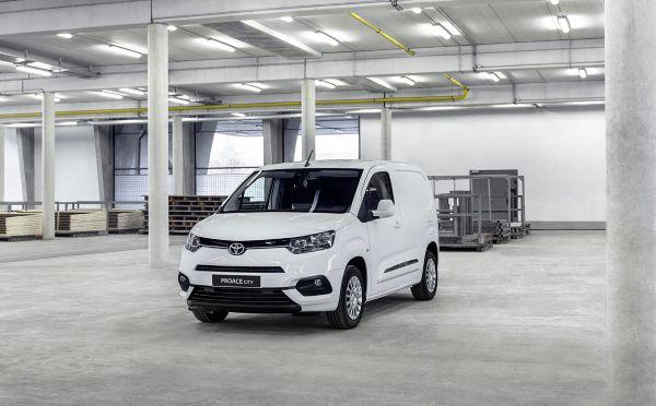 Bir depoda beyaz renkli Toyota Proace City Cargo aracı