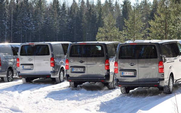 Toyota Proace -autoja takaapäin kuvattuna.