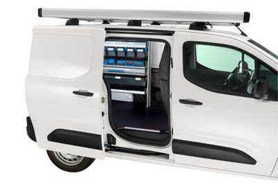 Modelo Toyota carrozado con almacenaje adaptado interior