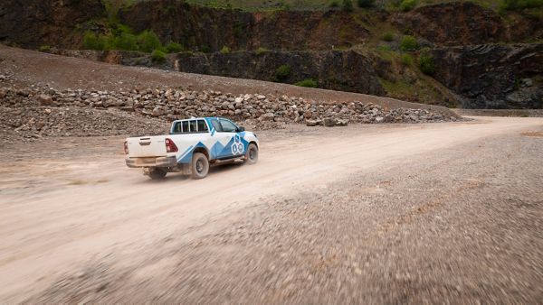 Prototype Toyota Hilux waterstof driekwart schuin achter op ruig terrein