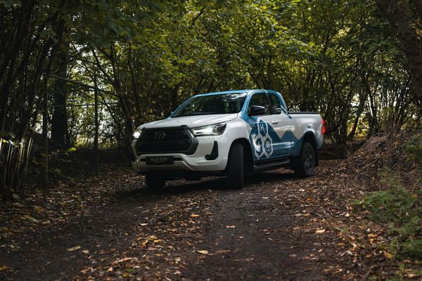 Prototype Toyota Hilux waterstof driekwart voorzijde in bos