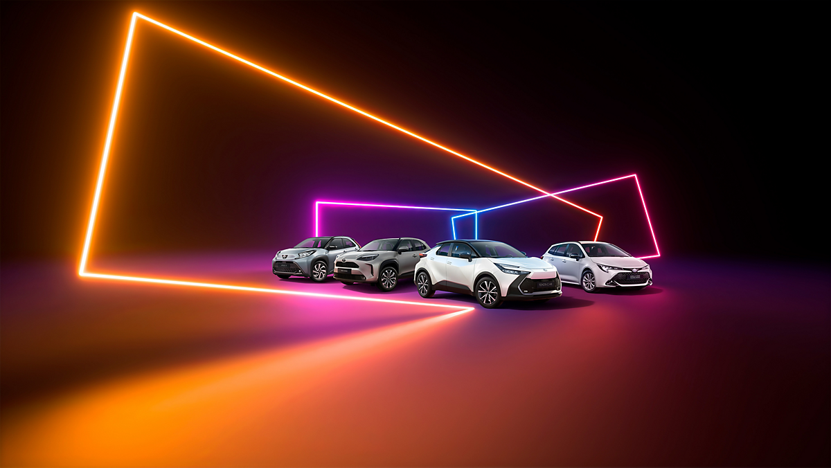 Vier moderne Fahrzeuge in Grau, Silber und Weiß stehen auf einem Boden mit Farbverlauf, umgeben von leuchtenden geometrischen Linien in Orange, Pink und Blau vor dunklem Hintergrund.
