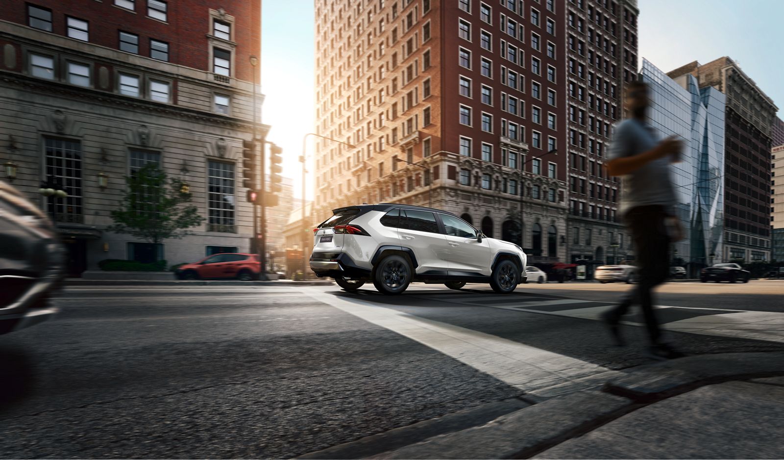 Un RAV4 circule dans un cadre urbain impressionnant