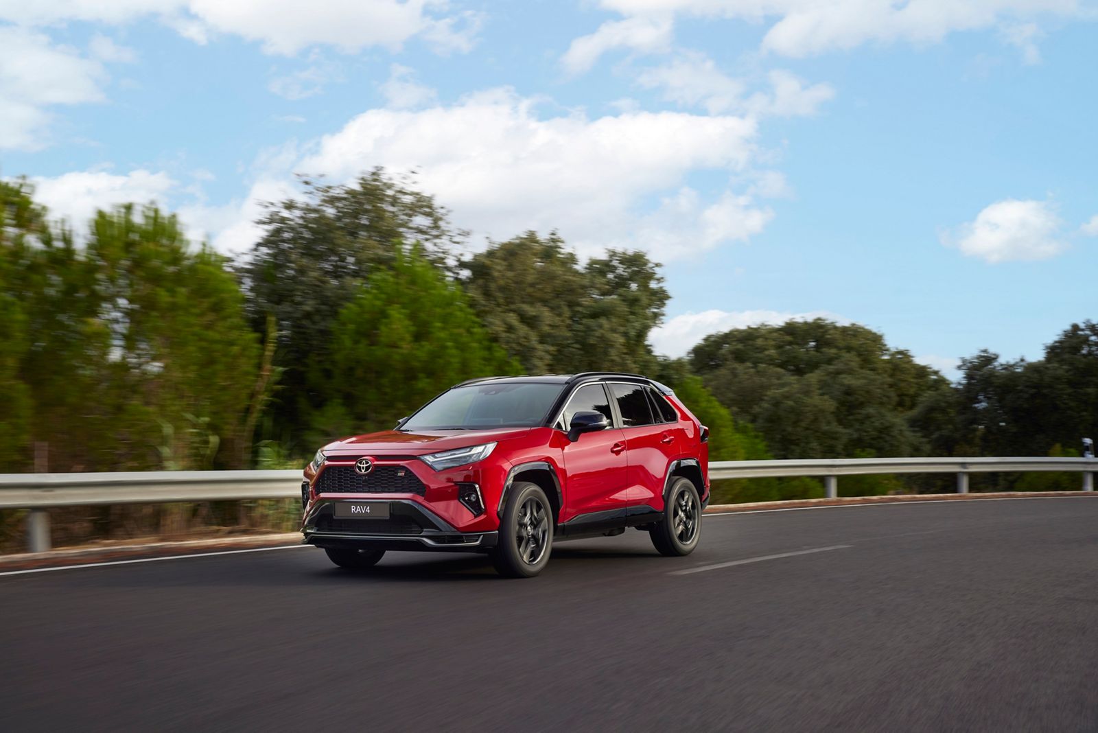 De RAV4 op een snelweg