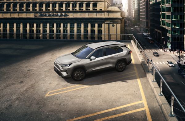 Toyota RAV4 Hybride dans un environnement urbain 