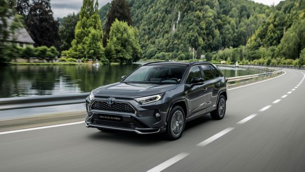 Сив автомобил Toyota RAV 4 