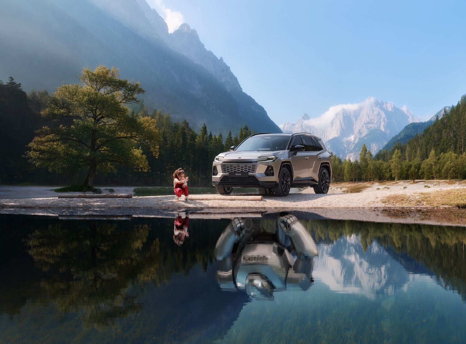 Toyota RAV4 Plug-in Hybrid in un paesaggio naturale