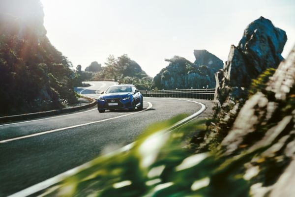 Lexus RC F auf einer Bergstrasse