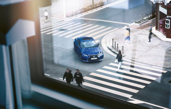 Lexus RC F beim Fahren um eine Kurve