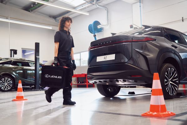 A Lexus mechanic working on a Lexus