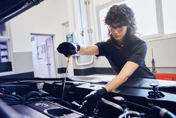 A Lexus mechanic changing a cars engine oil 