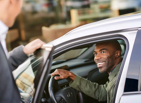 Une personne souriante au volant d'une Lexus, appréciant le Leasing Financier de Lexus.