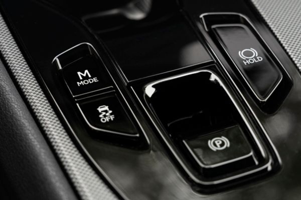 Pysäköity Lexus RZ:n takaa kolme-neljännesosakulmasta