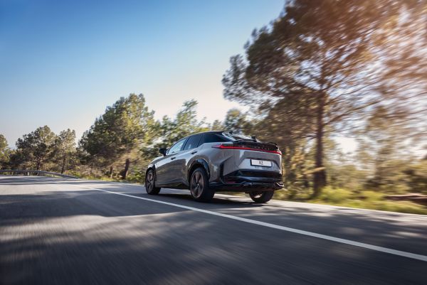Lexus RZ maantiellä
