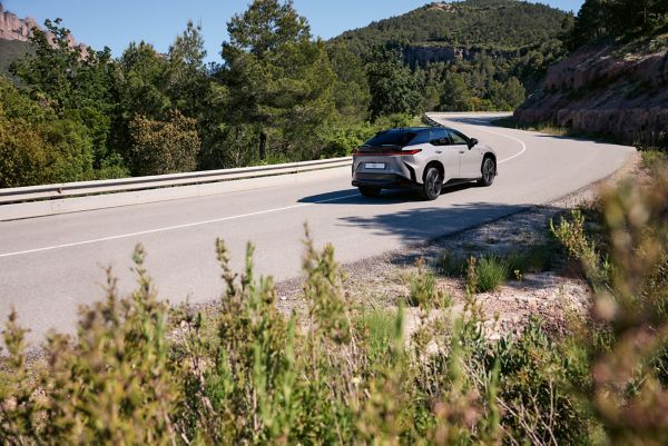 Lexus RZ ajossa maantiellä
